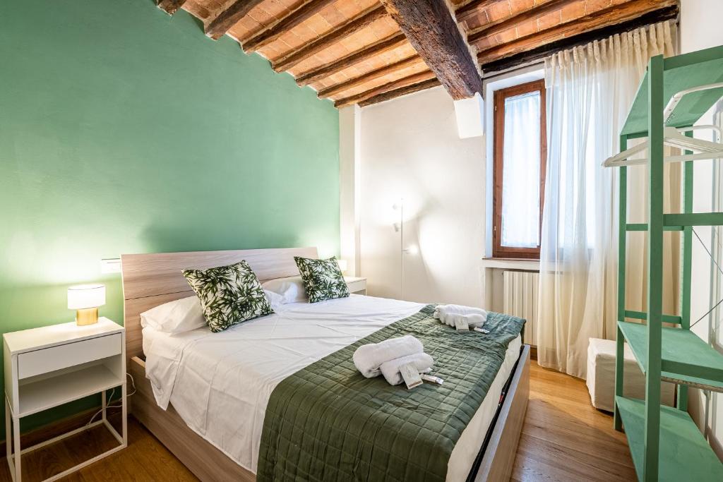 een slaapkamer met een bed met twee knuffels erop bij SUITE 35 Collection - Soggiorna con stile nel Cuore di Siena in Siena