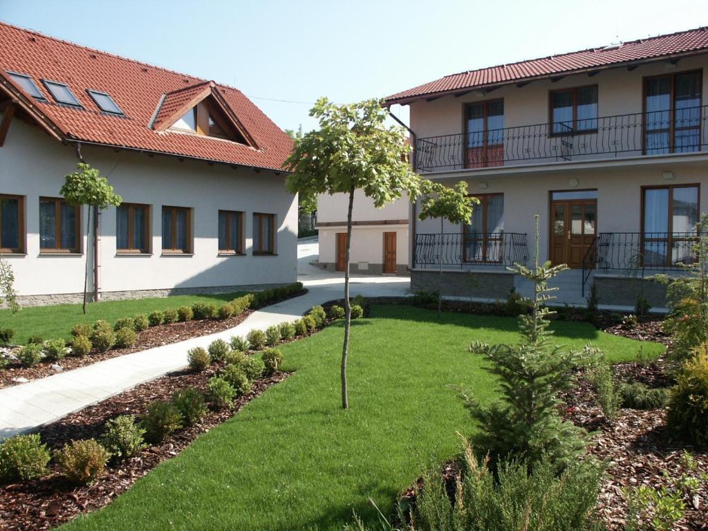 einen Innenhof eines Apartmenthauses mit Garten in der Unterkunft Penzion Karen in Podhájska