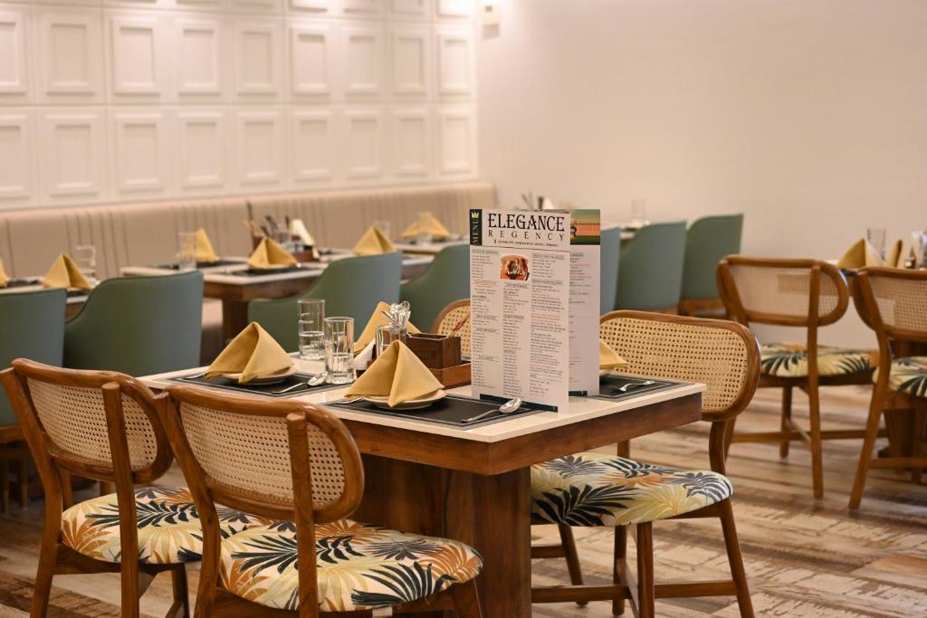 een tafel met servetten en stoelen in een kamer bij Elegance Regency in Khanna