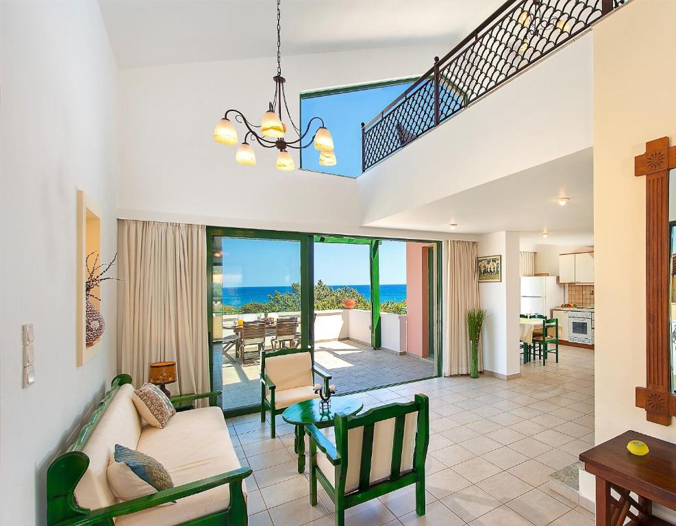 A seating area at Beachfront Villa SeaShell Superior