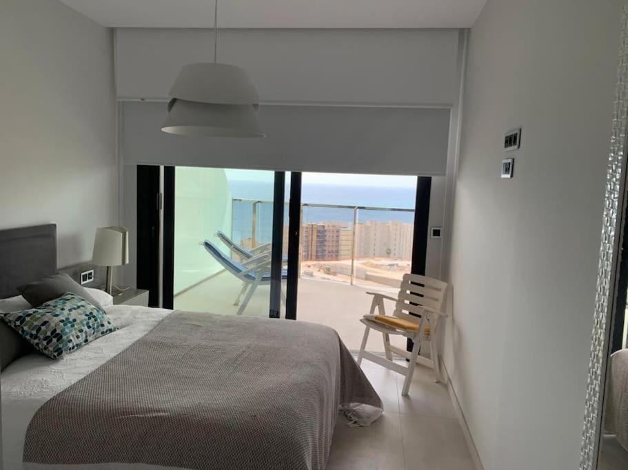 Postel nebo postele na pokoji v ubytování Apartment Sunset Waves Poniente