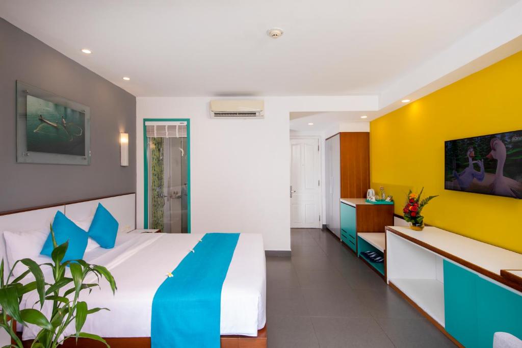 TV a/nebo společenská místnost v ubytování ÊMM Hotel Hoi An