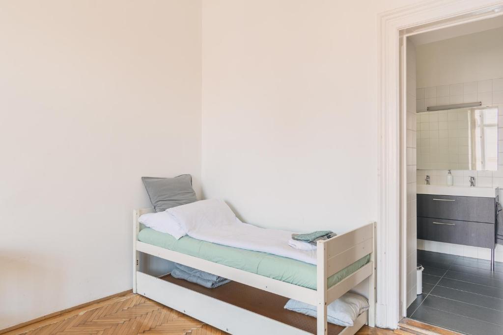 Posteľ alebo postele v izbe v ubytovaní Sunny, Airy, Artsy & Authentic Loft with Balcony