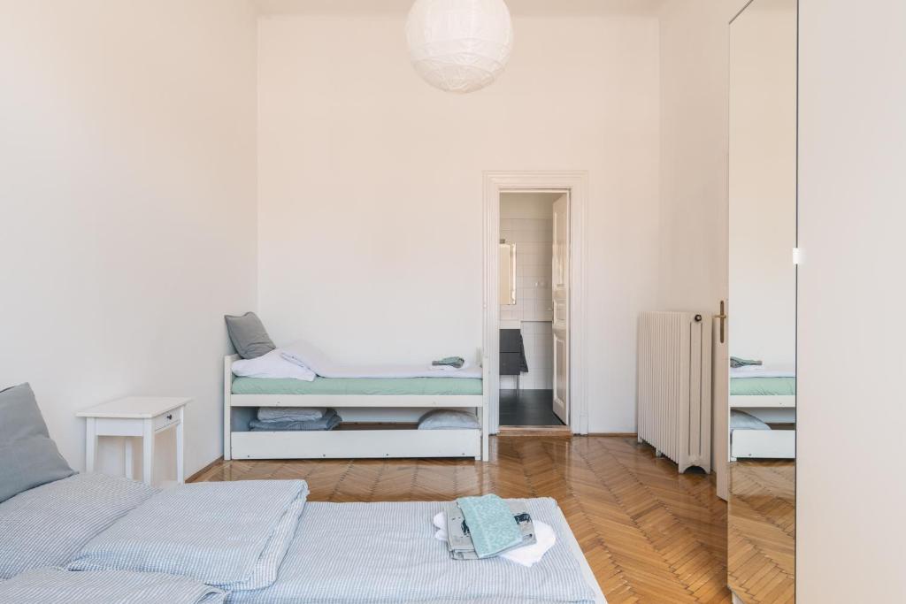 Posteľ alebo postele v izbe v ubytovaní Sunny, Airy, Artsy & Authentic Loft with Balcony