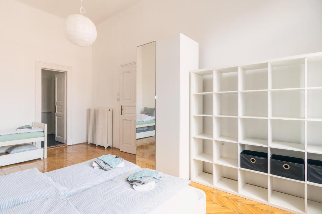 Posteľ alebo postele v izbe v ubytovaní Sunny, Airy, Artsy & Authentic Loft with Balcony