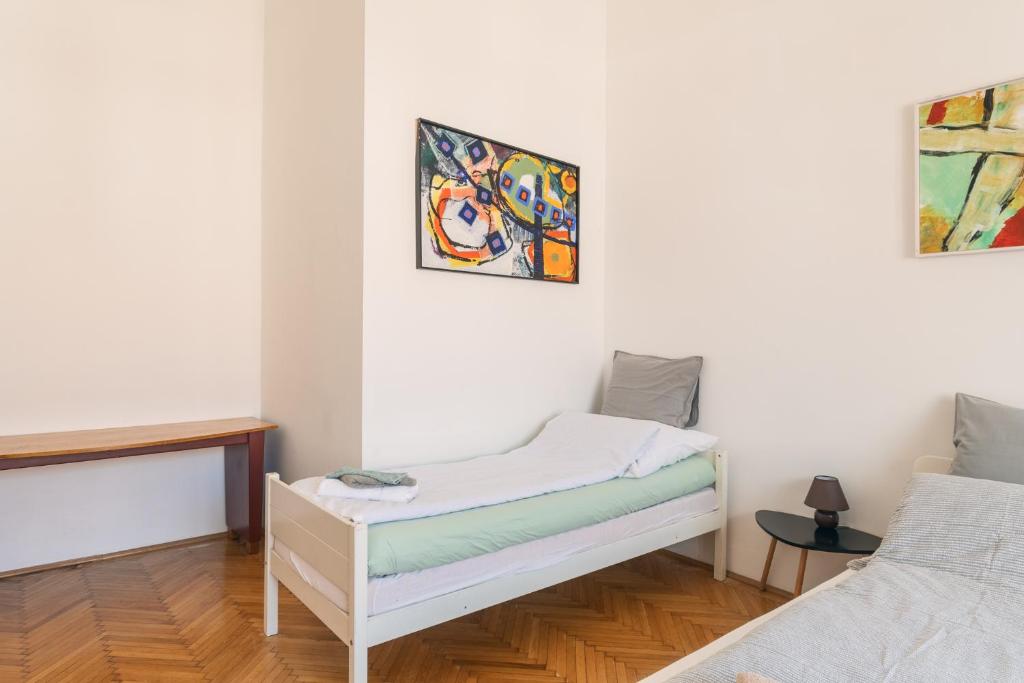 Posteľ alebo postele v izbe v ubytovaní Sunny, Airy, Artsy & Authentic Loft with Balcony