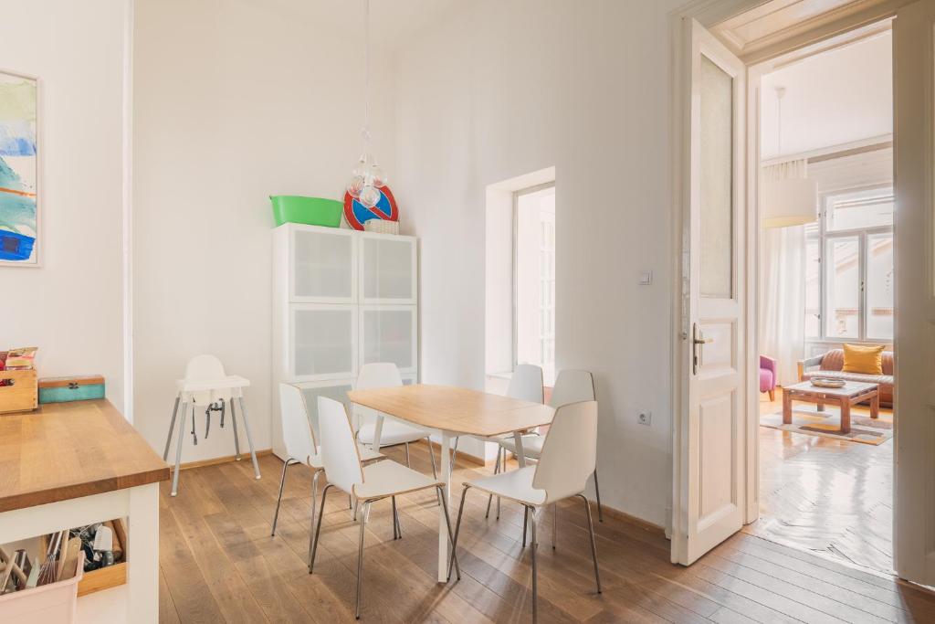 Posedenie v ubytovaní Sunny, Airy, Artsy & Authentic Loft with Balcony