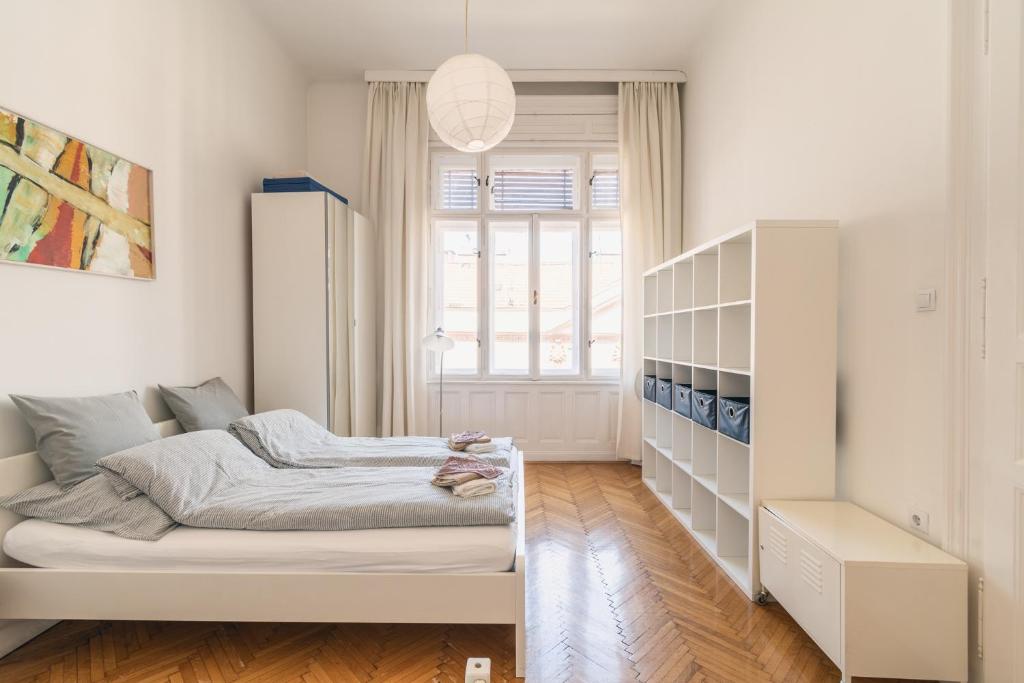 Posedenie v ubytovaní Sunny, Airy, Artsy & Authentic Loft with Balcony