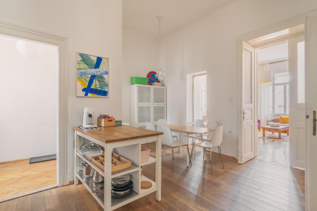 Fotografia z galérie ubytovania Sunny, Airy, Artsy & Authentic Loft with Balcony v Budapešti