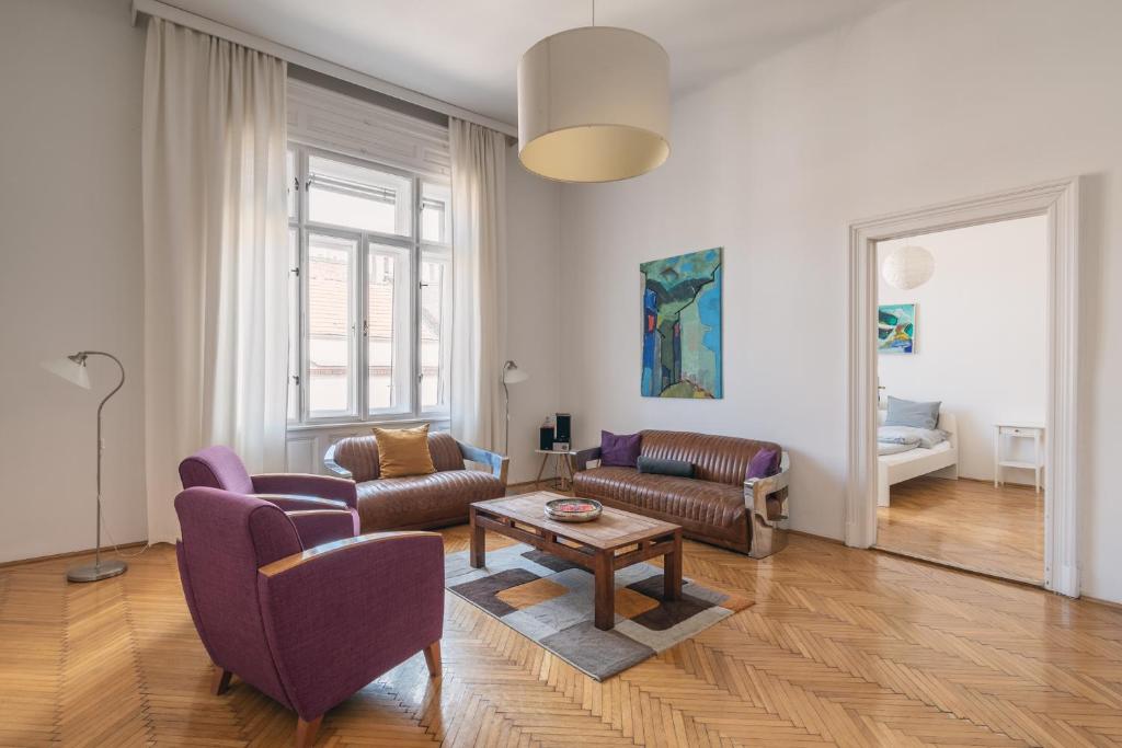 Posedenie v ubytovaní Sunny, Airy, Artsy & Authentic Loft with Balcony