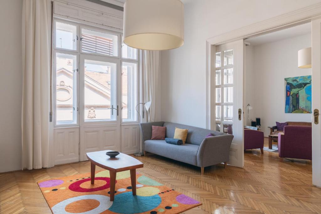 Posedenie v ubytovaní Sunny, Airy, Artsy & Authentic Loft with Balcony