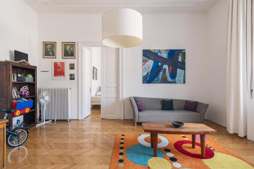 Posedenie v ubytovaní Sunny, Airy, Artsy & Authentic Loft with Balcony