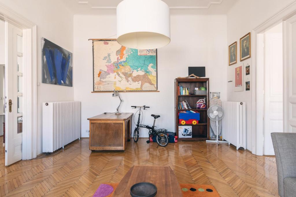 Televízia a/alebo spoločenská miestnosť v ubytovaní Sunny, Airy, Artsy & Authentic Loft with Balcony