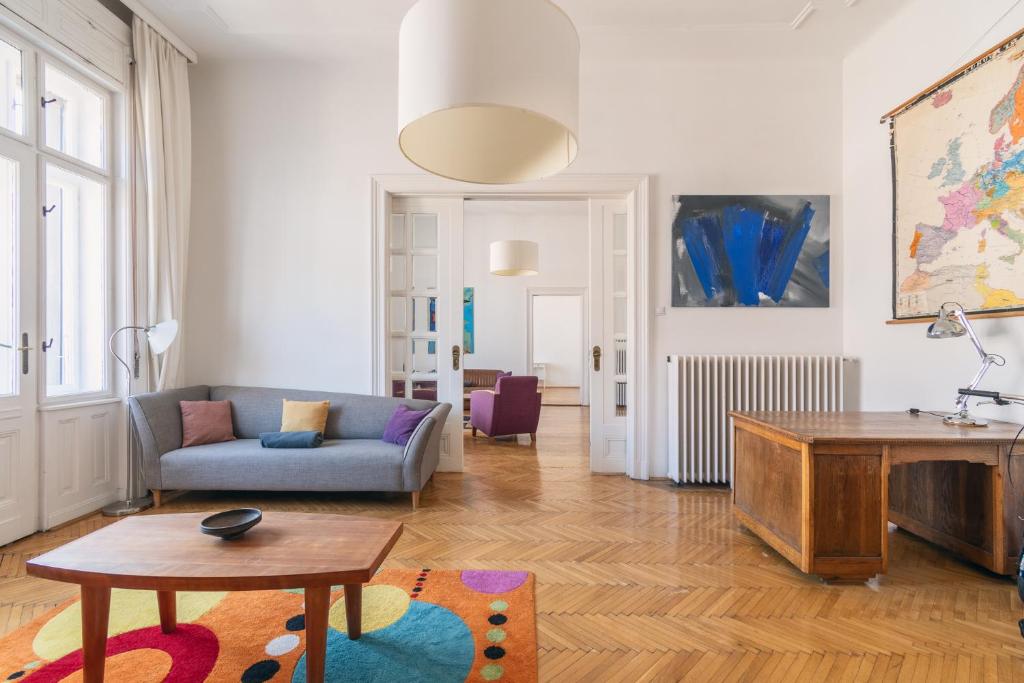 Posedenie v ubytovaní Sunny, Airy, Artsy & Authentic Loft with Balcony