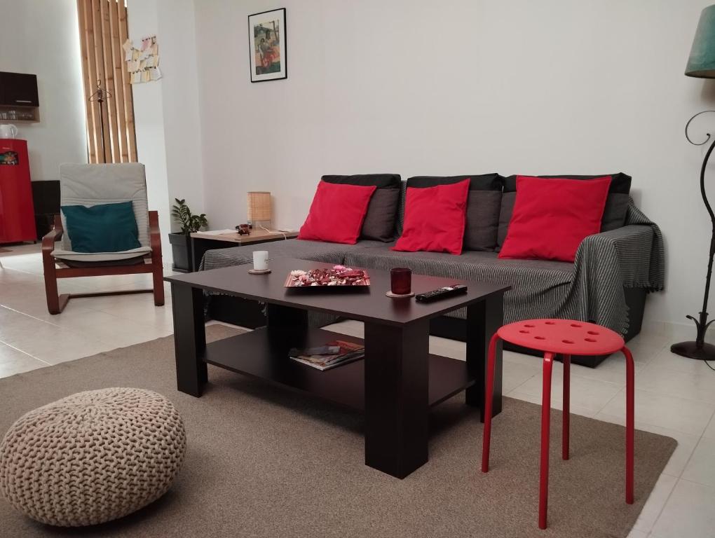 Posezení v ubytování STUDIOS POSEIDONIA apartments 50 & 70 sqm with sea view