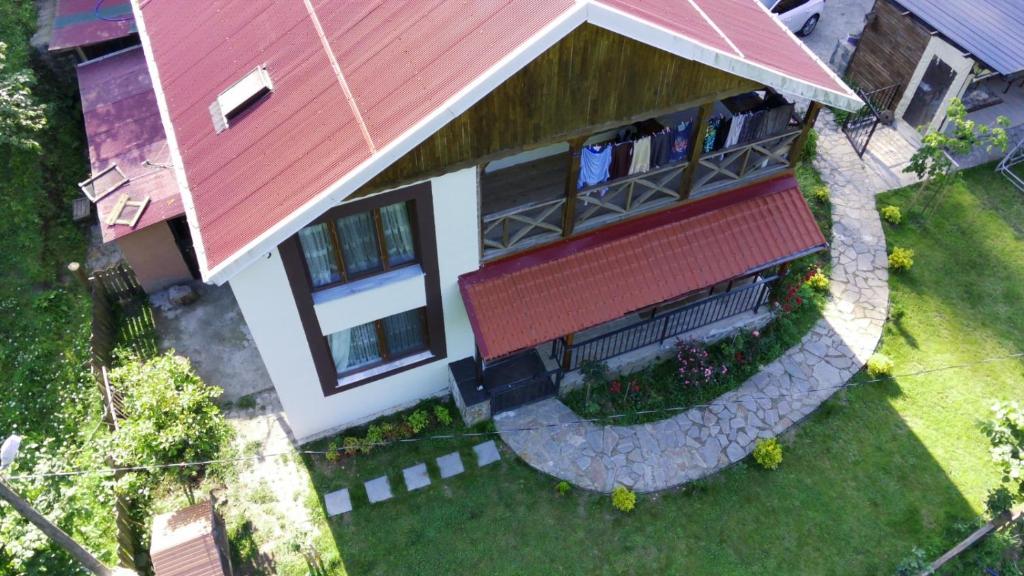 einen Blick über ein Haus mit rotem Dach in der Unterkunft Trabzon green valley villa in Trabzon