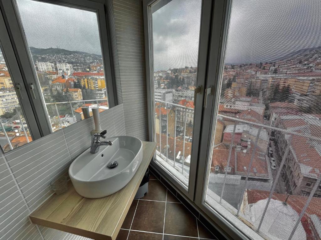 Nespecifikovaný výhled na destinaci Sarajevo nebo výhled na město při pohledu z hotelu