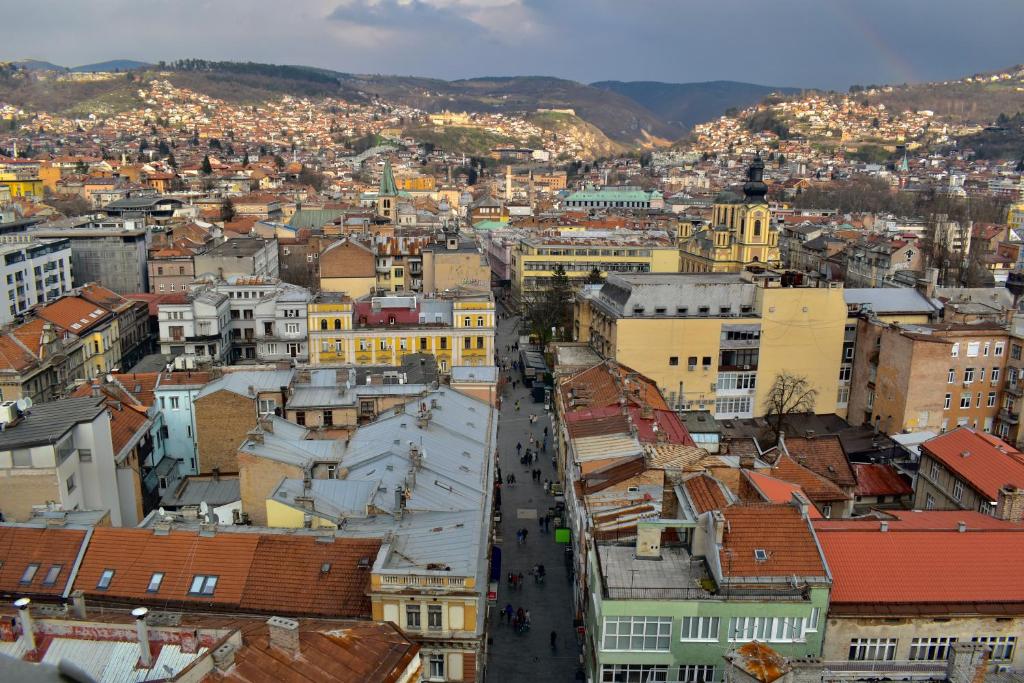 Nespecifikovaný výhled na destinaci Sarajevo nebo výhled na město při pohledu z hotelu