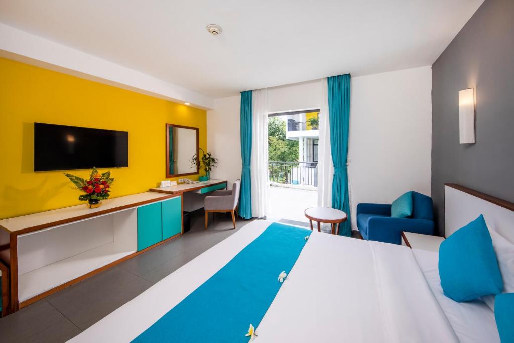 TV a/nebo společenská místnost v ubytování ÊMM Hotel Hoi An