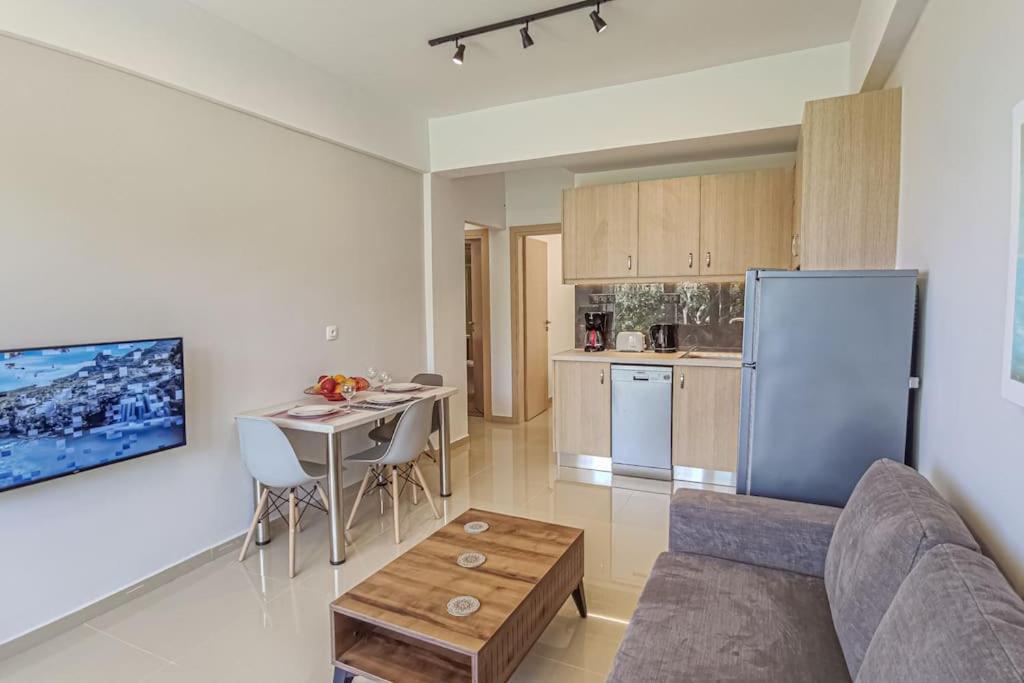 Kuchyň nebo kuchyňský kout v ubytování Renovated apartment 3- Platanias