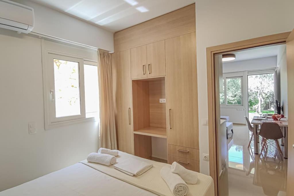Postel nebo postele na pokoji v ubytování Renovated apartment 3- Platanias