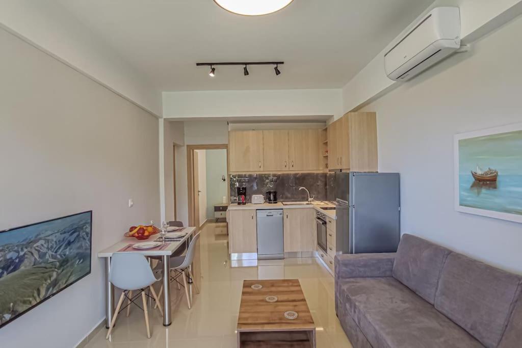Kuchyň nebo kuchyňský kout v ubytování Renovated apartment 3- Platanias