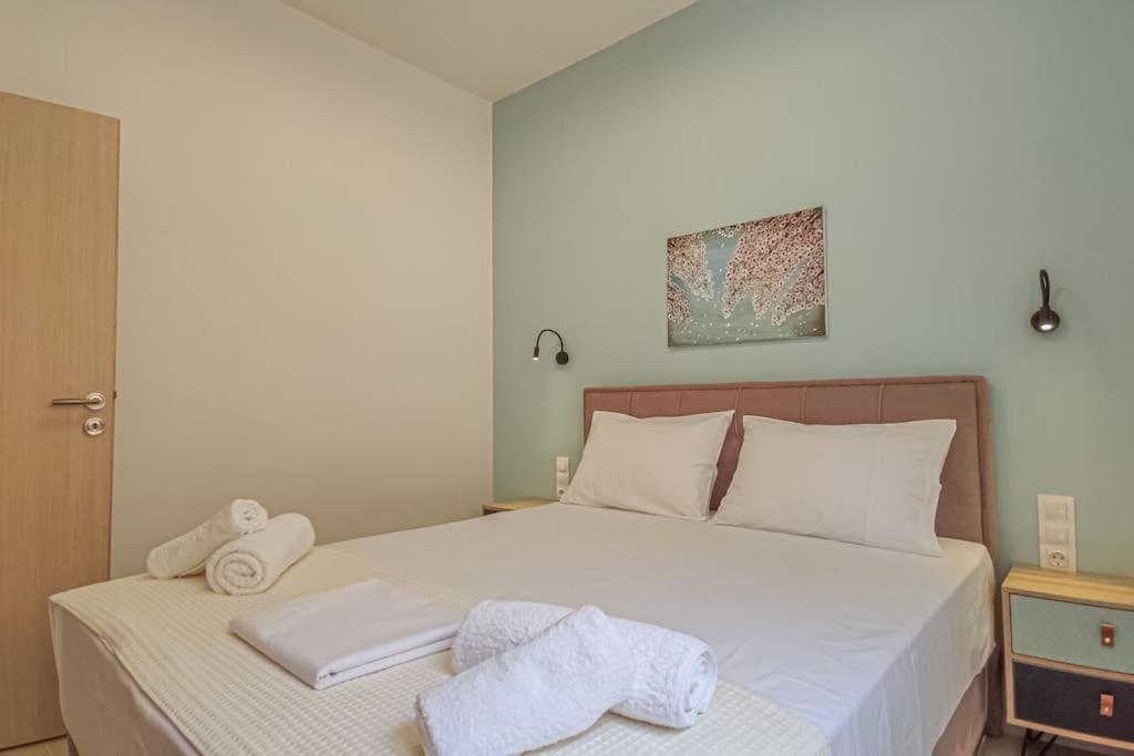 Postel nebo postele na pokoji v ubytování Renovated apartment 3- Platanias