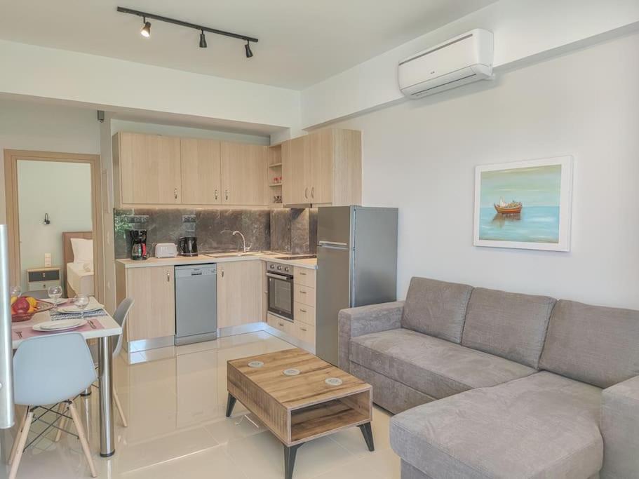 Kuchyň nebo kuchyňský kout v ubytování Renovated apartment 3- Platanias