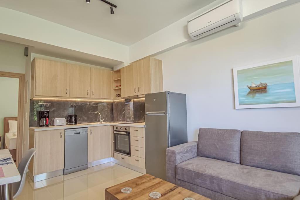 Kuchyň nebo kuchyňský kout v ubytování Renovated apartment 3- Platanias