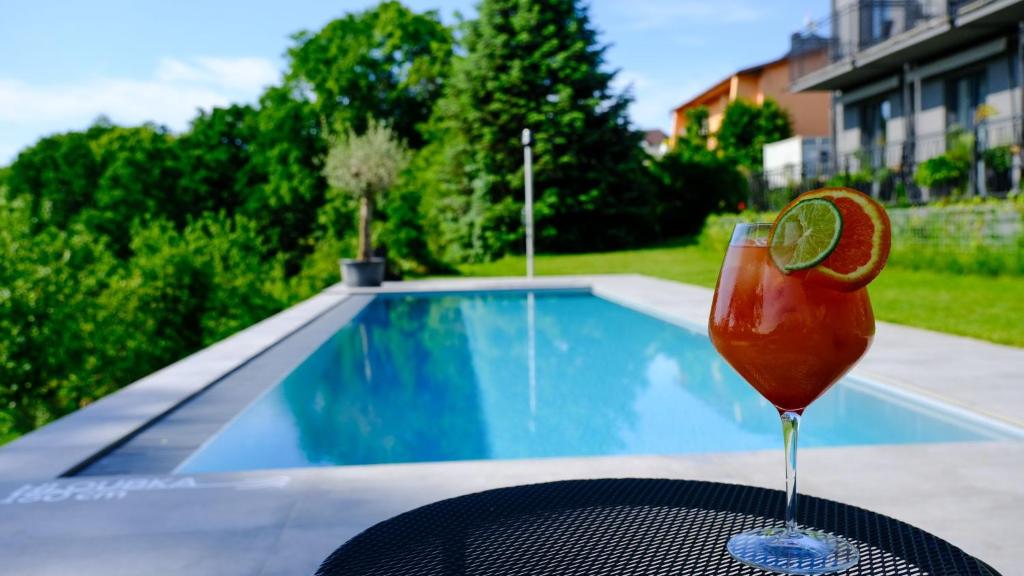 Bazén v ubytování Restaurant & Pension u Hradu nebo v jeho okolí