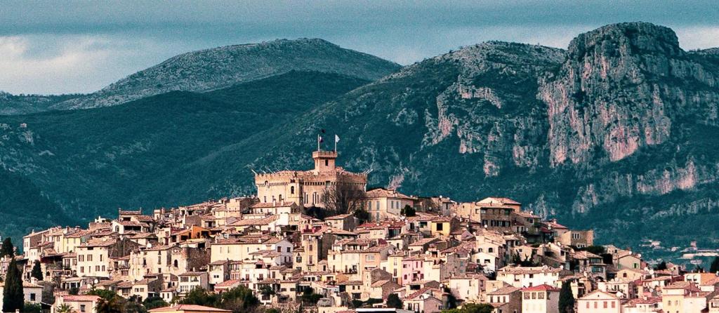 una ciudad en una colina con montañas en el fondo en Villa on the hills, close to the seaside and the city center, en Cagnes-sur-Mer
