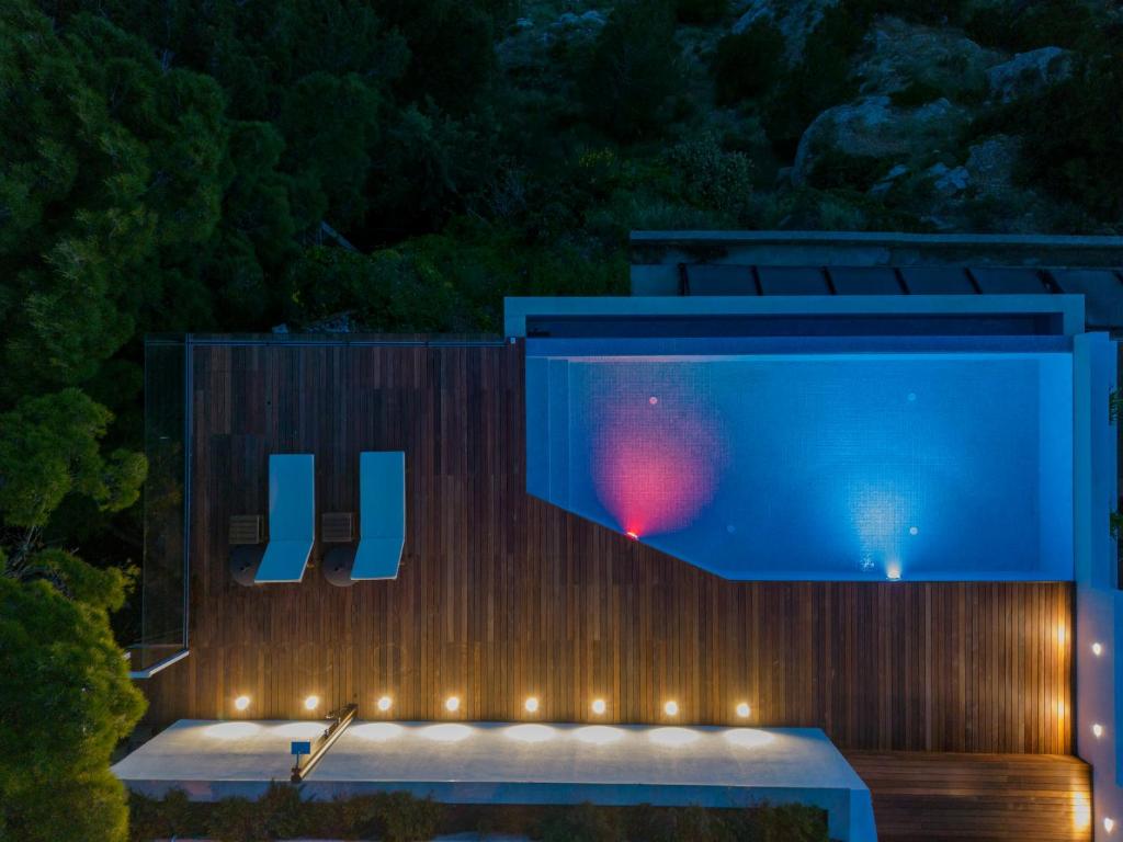 Bazén v ubytovaní Luxury Apartments Villa Ruzmarina with New heated Infinity Pool and Lounge Area alebo v jeho blízkosti