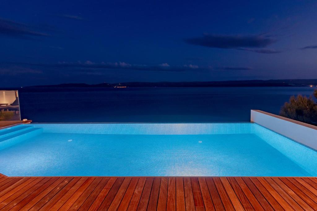 Bazén v ubytovaní Luxury Apartments Villa Ruzmarina with New heated Infinity Pool and Lounge Area alebo v jeho blízkosti