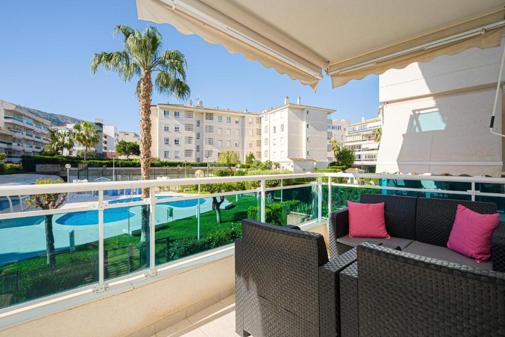 een balkon met stoelen en uitzicht op een zwembad bij Estrella 2 1a Spaniahome in L'Alfas del Pi