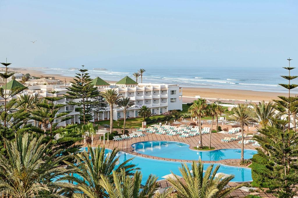 vista aerea di un hotel e della spiaggia di Iberostar Founty Beach All Inclusive ad Agadir