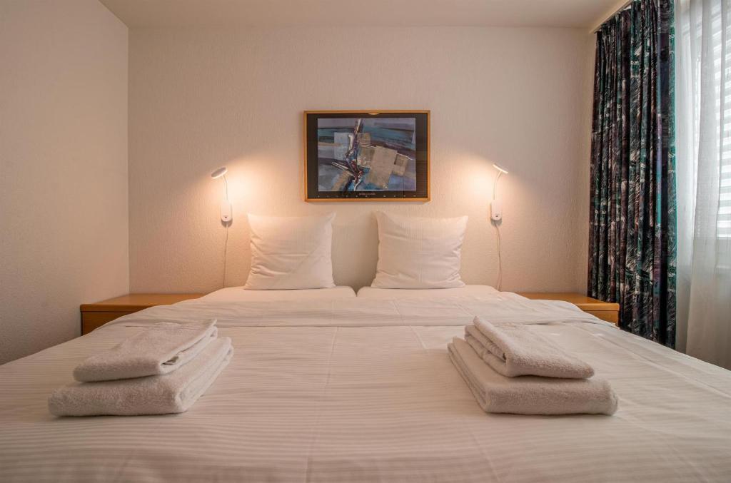 Postel nebo postele na pokoji v ubytování Camana Wohnung EG
