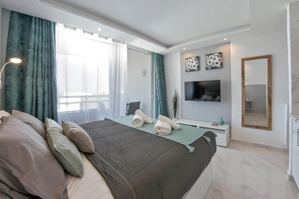 Rúm í herbergi á Modern Studio with a Sea View and Pool Access Ponderosa 801