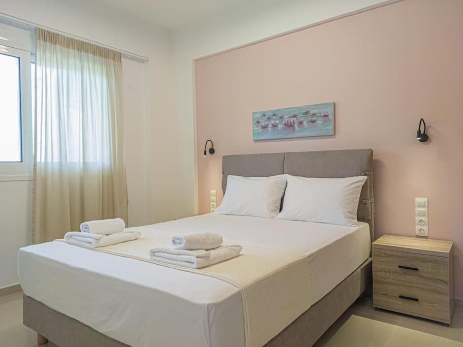 Postel nebo postele na pokoji v ubytování Renovated apartment 2 -Platanias