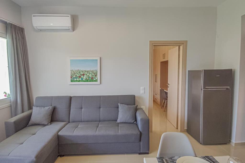 Posezení v ubytování Renovated apartment 2 -Platanias