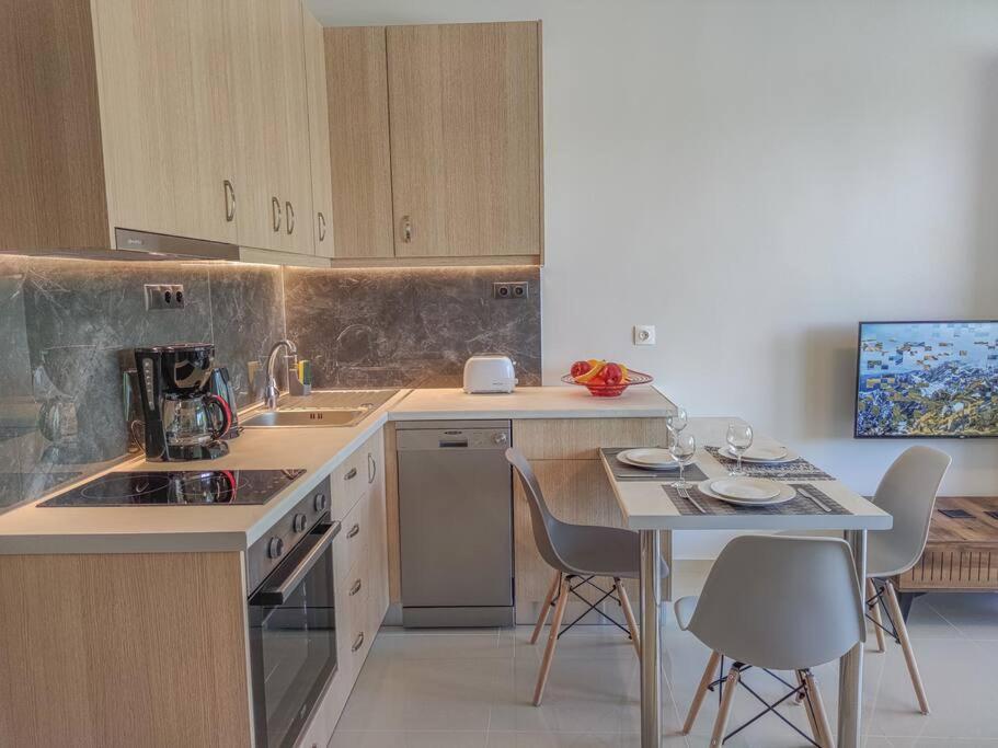Kuchyň nebo kuchyňský kout v ubytování Renovated apartment 2 -Platanias