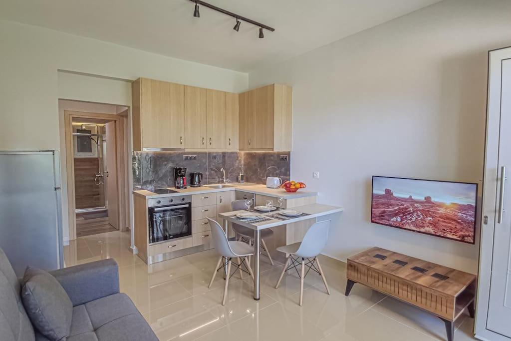 Kuchyň nebo kuchyňský kout v ubytování Renovated apartment 2 -Platanias