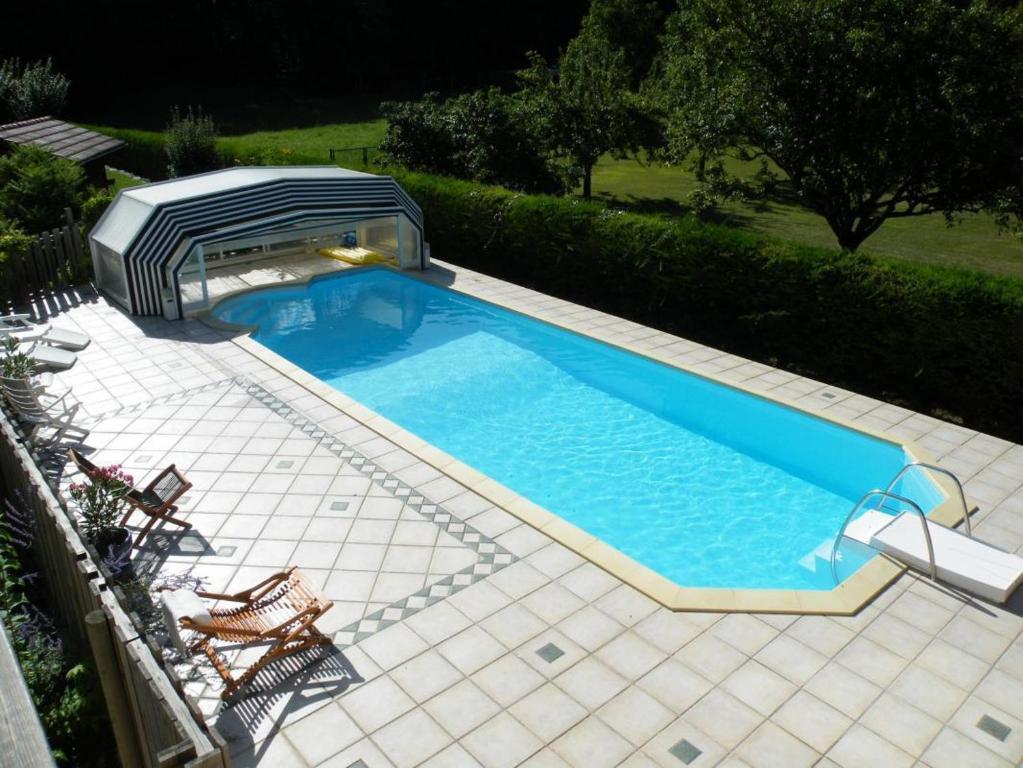 Basen w obiekcie Gîte Annecy 07 - Au Royaume des Marmottes - Appt 07 lub w pobliżu