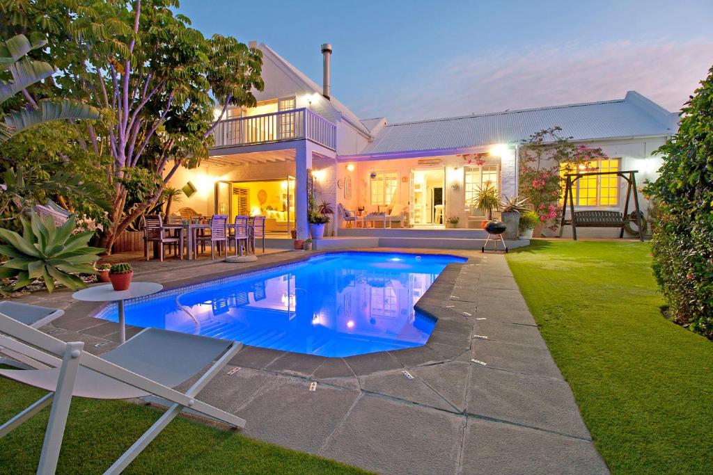 una piscina en el patio trasero de una casa en That Cape Town House en Dagbreek