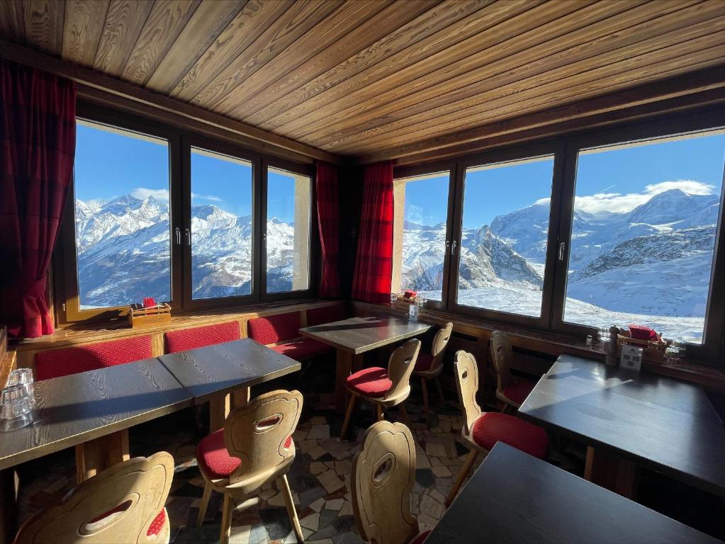 Vista generica sulle montagne o vista sulle montagne dall'interno dell'hotel