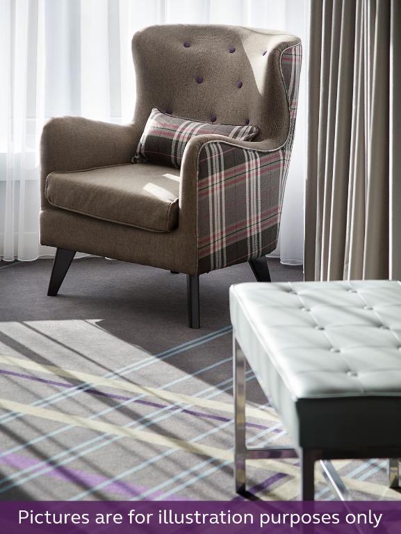 Uma área de estar em Premier Inn Frankfurt City Centre