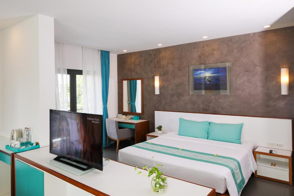 TV a/nebo společenská místnost v ubytování ÊMM Hotel Hoi An