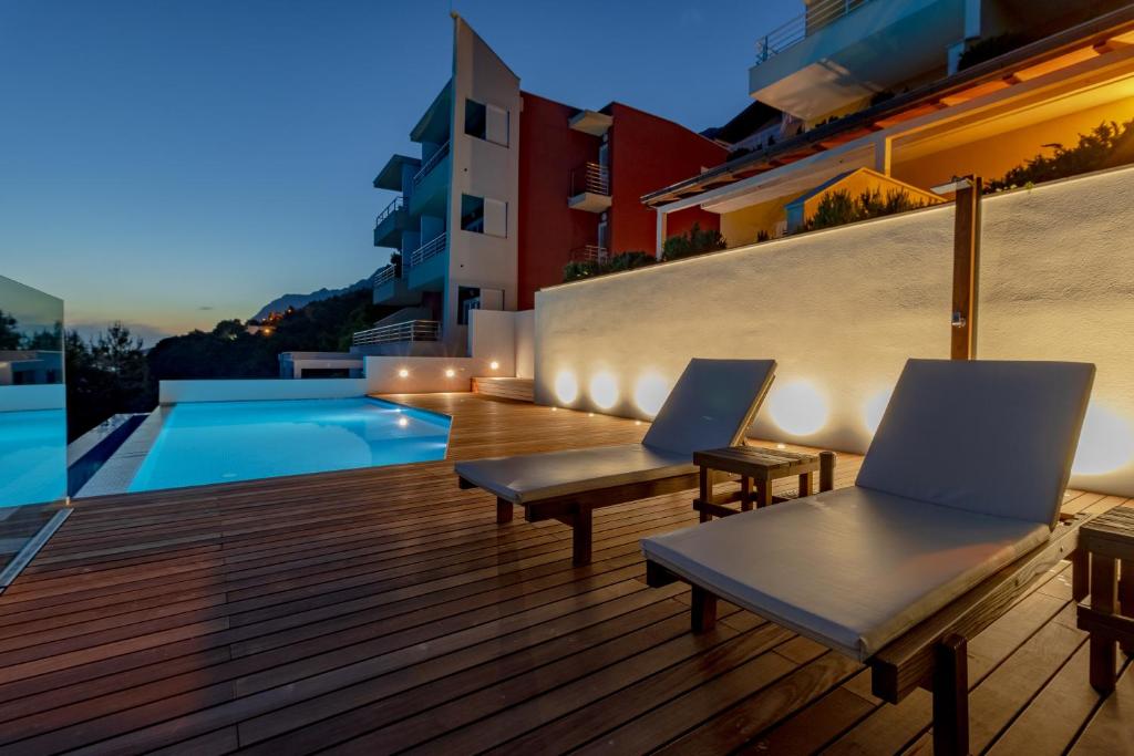 Bazén v ubytovaní Luxury Apartments Villa Ruzmarina with New heated Infinity Pool and Lounge Area alebo v jeho blízkosti