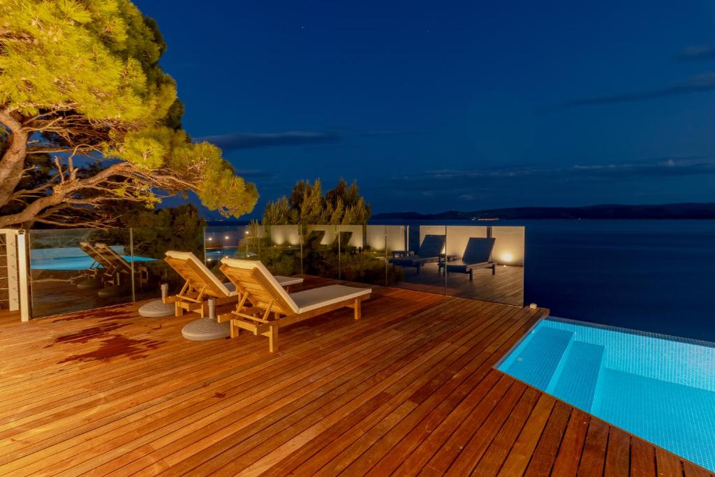 Bazén v ubytovaní Luxury Apartments Villa Ruzmarina with New heated Infinity Pool and Lounge Area alebo v jeho blízkosti
