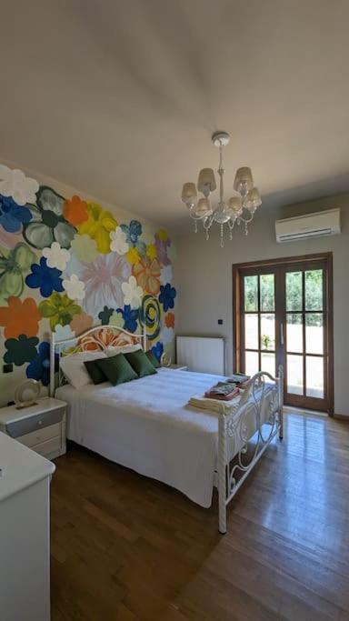 a bedroom with a bed and a painting on the wall at Villa Khaki 
