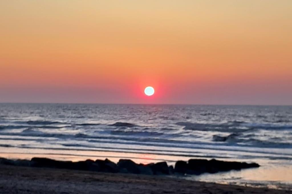 - un coucher de soleil sur la plage dans l'établissement Studio cosy vue mer et campagne, à Villers-sur-Mer
